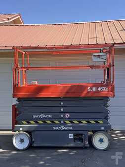 Scissor Lifts / Pallet Jacks 2017  Skyjack SJIII 4632 (1)