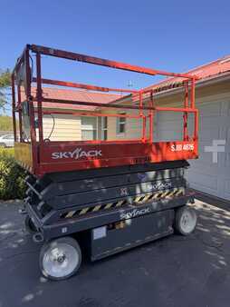 Scissor Lifts / Pallet Jacks 2015  Skyjack SJIII 4626 (6)