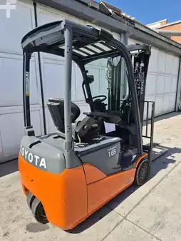 Elektryczne 3-kołowe 2015  Toyota 8FBEKT16 (2)