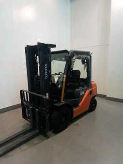Dízel targoncák 2016  Toyota 8FDF25 (1)