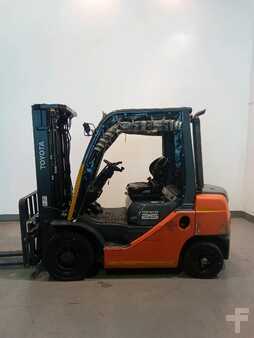 Dízel targoncák 2016  Toyota 8FDF25 (3)