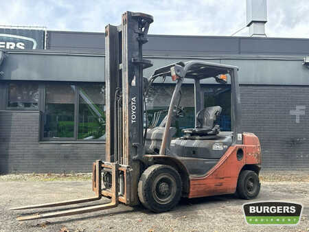 Dieselstapler 2008  Toyota 8FDF25 (1)