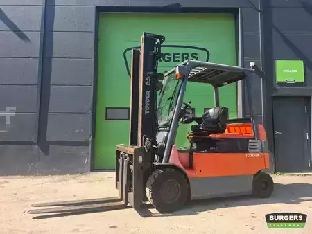 Eléctrica de 4 ruedas 2008  Toyota 7FBMF30 (1)