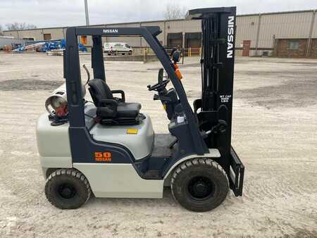 Propane Forklifts 2005  Nissan MPL02A25LV (2)