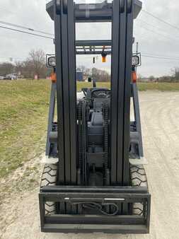 Propane Forklifts 2005  Nissan MPL02A25LV (3)