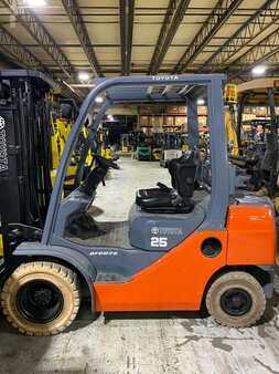 Propane Forklifts 2015  Toyota 8FGU25 (1)