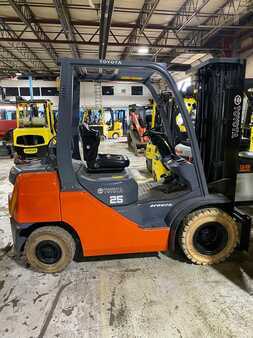 Propane Forklifts 2015  Toyota 8FGU25 (2)