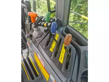 Chariots tracteurs - Solis S50 Shuttle XL Cab 4WD Compact Tractor (13)