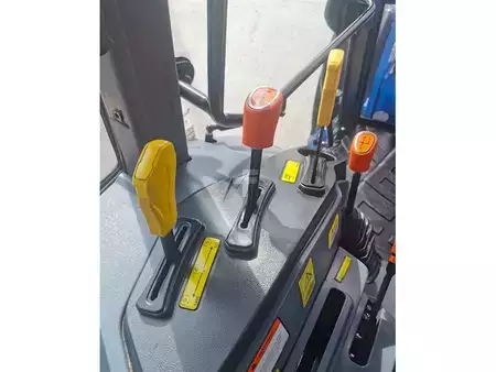 Chariots tracteurs - Solis S50 Shuttle XL Cab 4WD Compact Tractor (15)