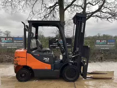 Carrelli elevatori diesel 2014  Doosan D30S-5 Forklift (4)