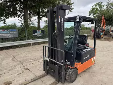 Carrelli elevatori diesel 2014  Doosan B20T-5 Forklift (2)