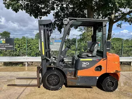 Diesel Forklifts 2011  Doosan D30S-5 Forklift (1)