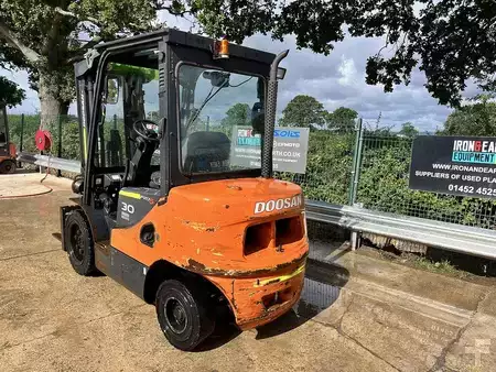 Diesel Forklifts 2011  Doosan D30S-5 Forklift (3)