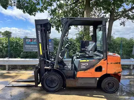 Diesel Forklifts 2011  Doosan D30S-5 Forklift (1)