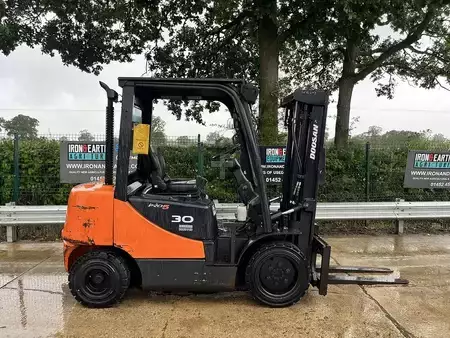Diesel Forklifts 2011  Doosan D30S-5 Forklift (4)