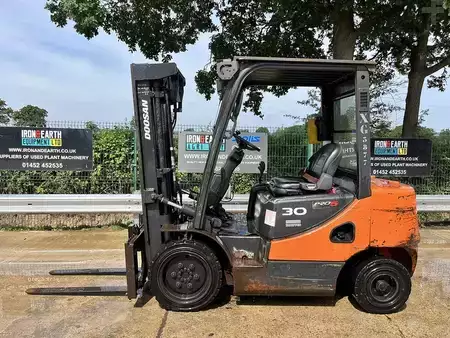 Diesel Forklifts 2011  Doosan D30S-5 Forklift (1)