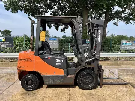 Diesel Forklifts 2011  Doosan D30S-5 Forklift (4)