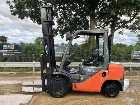Dieselový VZV 2015  Toyota 02-8FDF30 Forklift (1)