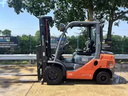 Dieselový VZV 2015  Toyota 02-8FDF30 Forklift (1)