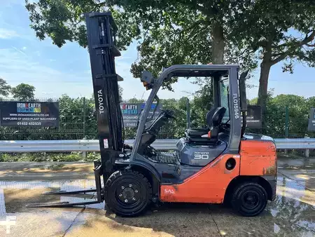 Dieselový VZV 2016  Toyota 02-8FDF30 Forklift (1)