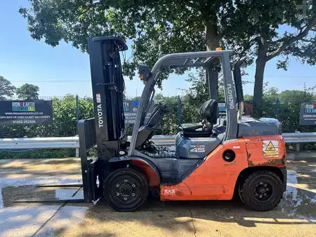 Wózki widłowe diesel 2015  Toyota 40-8FD40N Forklift (1)