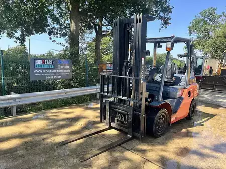 Wózki widłowe diesel 2015  Toyota 40-8FD40N Forklift (2)