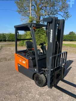 Elektryczne 3-kołowe 2019  Doosan B15t-7 (2)