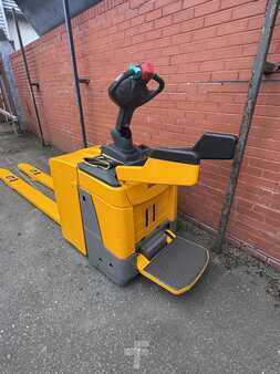 Wózki niskiego podnoszenia 2017  Jungheinrich ERE 225 (4)