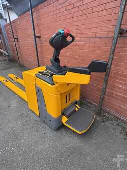 Porta-paletes elétrico 2017  Jungheinrich ERE 225 (4)