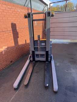 Wózek wysokiego podnoszenia 2017  Jungheinrich EJC B16 (9)