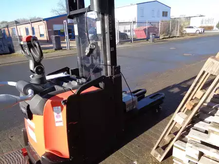 Apilador eléctrico 2019  BT SPE 200 D (3)