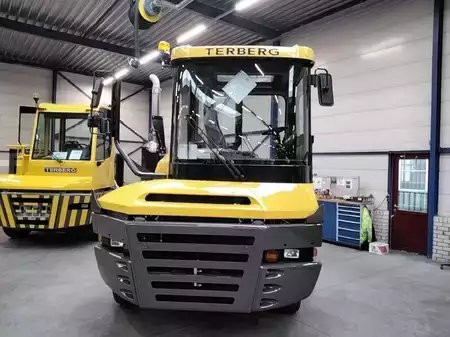 Terminálový traktor 2025  Terberg RT223 (1)