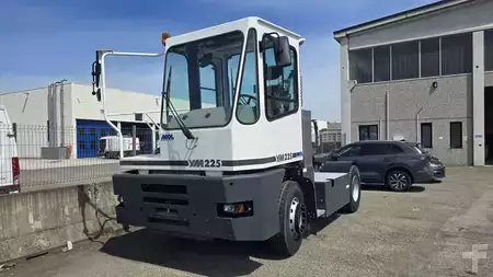 Terminál traktor 2025  MOL YM225 (1)
