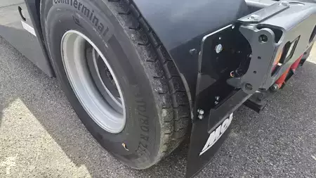 Terminál traktor 2025  MOL YM225 (12)