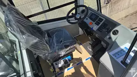 Terminál traktor 2025  MOL YM225 (15)