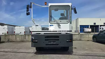 Terminál traktor 2025  MOL YM225 (2)