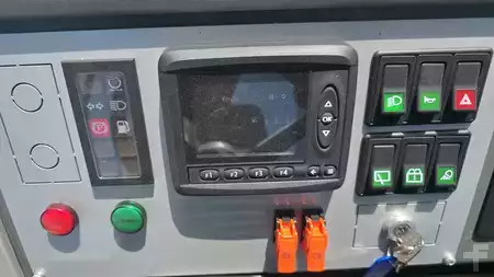 Terminál traktor 2025  MOL YM225 (20)