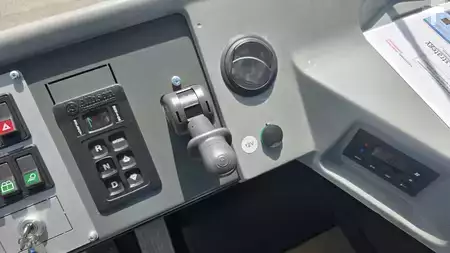 Terminál traktor 2025  MOL YM225 (21)