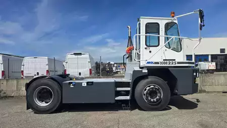 Terminál traktor 2025  MOL YM225 (5)