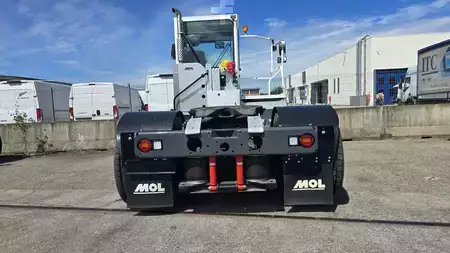 Terminál traktor 2025  MOL YM225 (6)