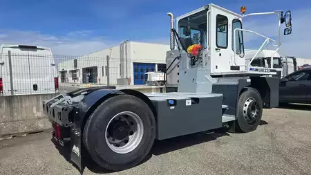Terminál traktor 2025  MOL YM225 (7)