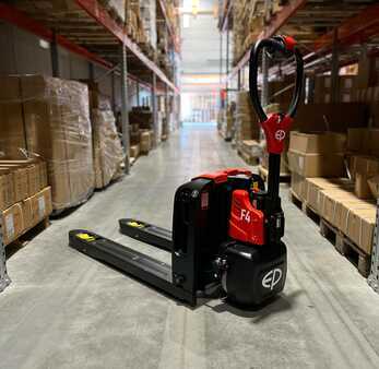 Porta-paletes elétrico 2025 EP Equipment F4 1,5t mit Lithium-Akku (1)