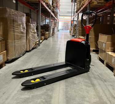 Porta-paletes elétrico 2025 EP Equipment F4 1,5t mit Lithium-Akku (2)