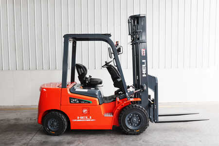 Eléctrico - 4 rodas 2025  Heli CPD25 H2 Li HD (1)