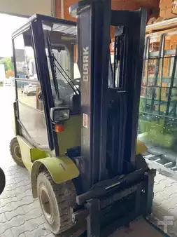 Carrelli elevatori GPL 1998  Clark CGP 25 (2)