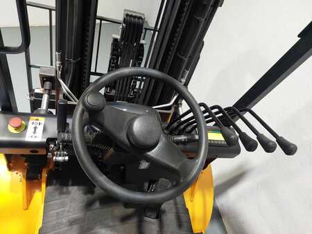 Chariot 4 roues électrique 2023  MB FORKLIFT EFL352 Litio (8)