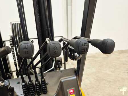 Eléctrica de 4 ruedas 2025  MB Forklift EFL253 (12)