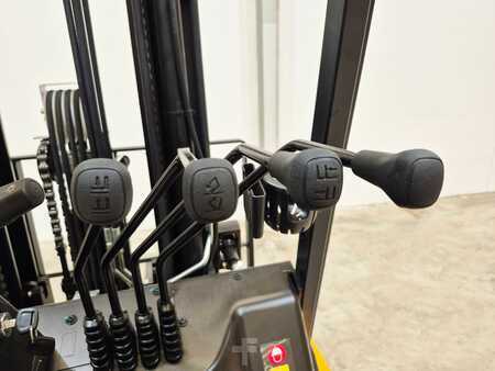 Eléctrica de 4 ruedas 2025  MB Forklift EFL253 (12)