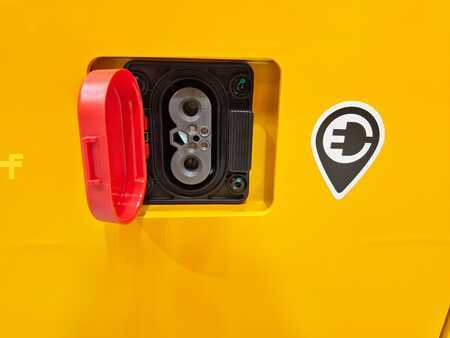 Elektro čtyřkolový VZV 2025  MB Forklift EFL303 (19)