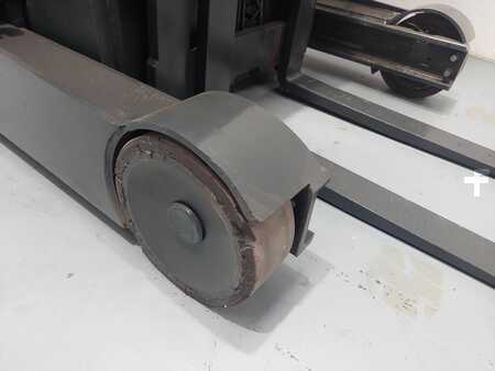 Schubmaststapler 2015  Linde R16HD 01 (3)